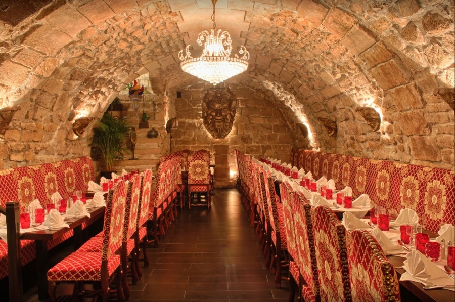 Grande cave voûtée médiévale pour groupe, page accès au restaurant