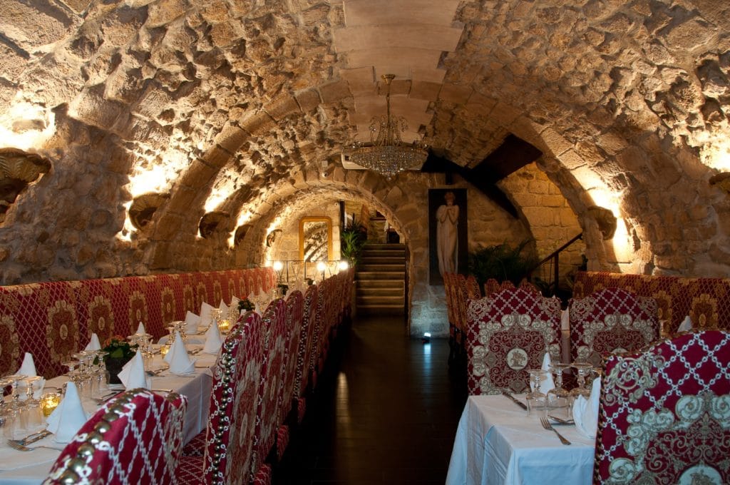 Grande cave voûtée médiévale Paris pour 100 personnes - restaurant groupe Paris pour soirée entreprise